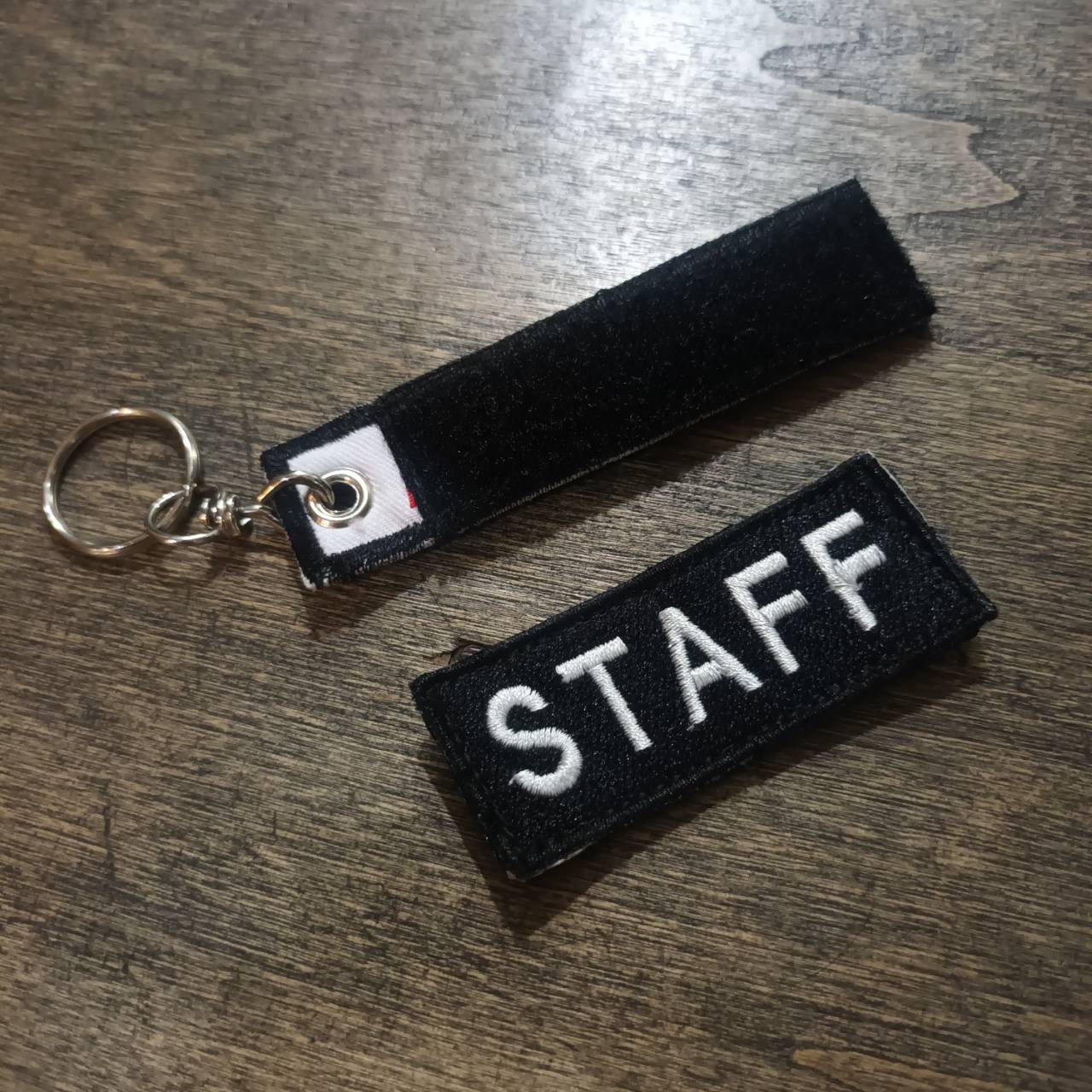 Tec40 VELCRO PATCH STAFF เจ้าหน้าที่ อาร์มตีนตุ๊กแก 70x30mm with Keychain Holder